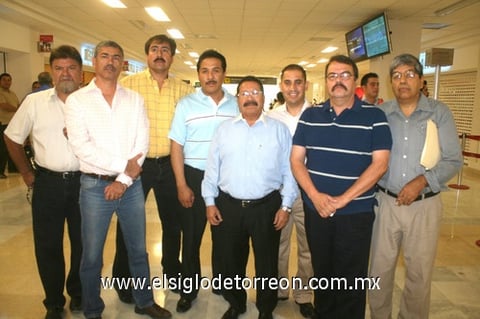 18072009 Nereo Vargas viajó a la Ciudad de México y acudieron a despedirlo Paulino y Alfonso de la Cruz, Juan Sánchez, Mario Ayala, Alejandro Tabares, Jorge Ruiz y Alfonso Lozano.