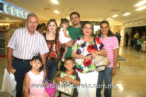 18072009 José Alfonso y José Bonilla, Kiki Murra de Bonilla, Amira Sabag, Pepito Bonilla y Ketita Gómez, se fueron a disfrutar de Cancún y fueron despedidos por Keta Bonilla de Gómez.
