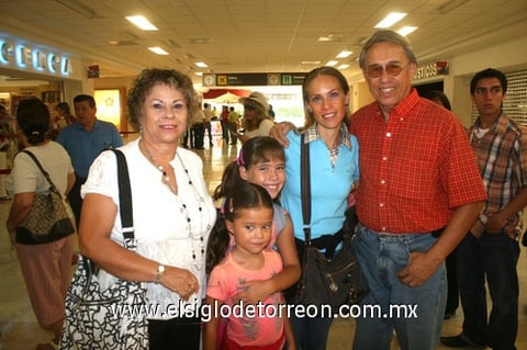 18072009 Anabel Velarde Andrade y Ana Victoria Zermeño viajaron a España y fueron despedidas por Blanca Rosa y Leobardo Velarde.