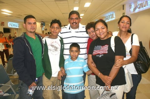 18072009 Alonso, Susana y Maybé Ramos, Maximiliano Reyes y Leonardo Segura se fueron a Tijuana y fueron despedidos por Jesús Alberto Reyes y Beatriz Andrade.