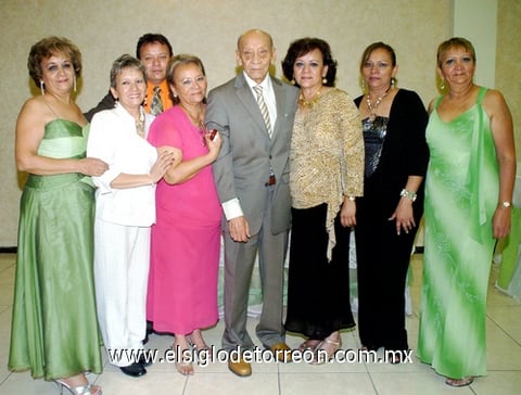09072009 Querido por todos. Don Rodolfo Zubiría Medina cumplió 80 años de vida y sus  hijos Teresa, Luis, Blanca, Mayela, Leticia, Ángeles y Claudia le organizaron una bonita fiesta.