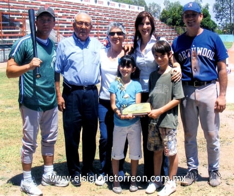 09072009 Moi Camacho junto a su esposa María Luisa; sus hijos Eduardo y Daniel; sus nietos Eduardo y Luisa; y su nuera María Rosa Medina de Camacho, en un homenaje que le realizaron en el Deportivo Lázaro Pasillas.