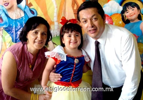 08072009 Toda una magestad. Julia de Santiago Meléndez cumplió 3 años de vida y los celebró como una princesita, sus padres Julia y Joel, le organizaron una divertida piñata.