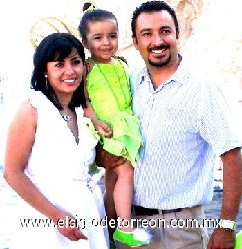 09072009 La cumpleañera en compañía de sus papás, señores Magda Nicols Fernández y Víctor Hugo Herrera Ruiz.