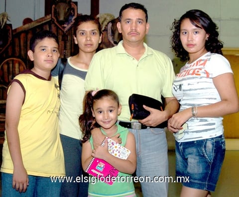 08072009 José Alfredo Magaña, Verónica Méndez, Natalia Magaña, Iván Magaña y Andrea Magaña.