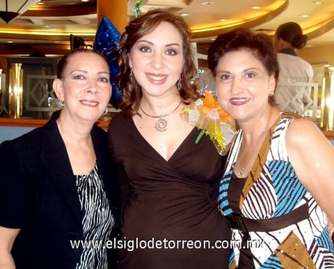 08072009 Gabriela, en compañía de amigas que asistieron a su fiesta de canastilla.