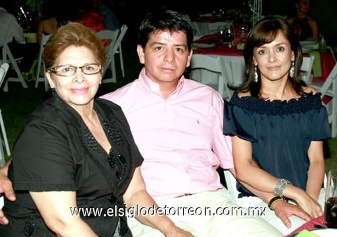 08072009 Ofelia Magaña de González, José Alfredo González Magaña y Mónica Martínez de González.