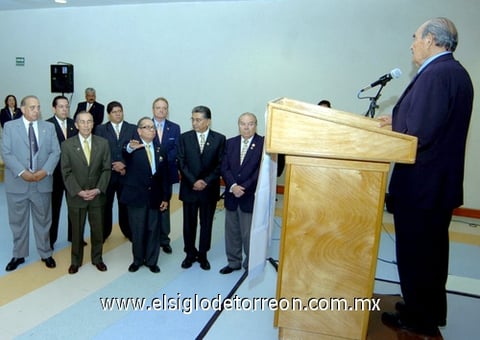 08072009 Ceremonia.  Javier Ruiz aparece acompañado de su directiva y ex gobernadores rotarios, don Octavio Olvera tomó la protesta.
