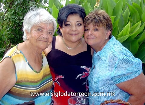08072009 Evelyn Martínez Cairo en su despedida de soltera acompañada de Consuelo Guerrero de Ruiz y Araceli Guerrero Ávila.