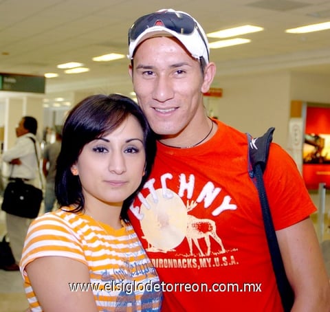 07072009 . Talía Sarahí despidió a su novio Luis Fernando Aspland, quien viajó a Veracruz.