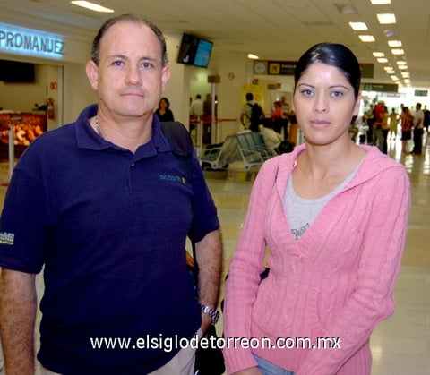 09072009 Guillermo Dubost y Martha Elba Alvarado llegaron de Guadalajara en plan de trabajo.