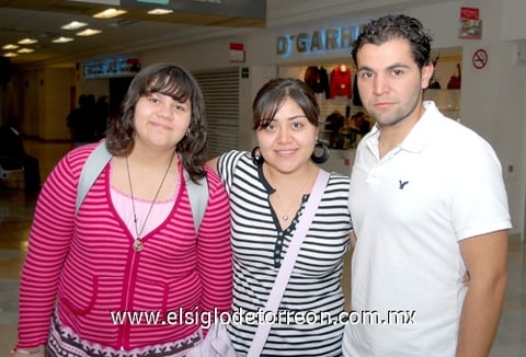 08072009 Bianca Lizeth Rosales, July Contreras y José Luis Sáenz salieron rumbo a Londres de vacaciones.