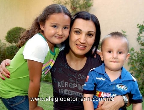 14072009 Bonita familia. Liliana de Rendón en la compañía de sus hijosAndrea y Carlos.