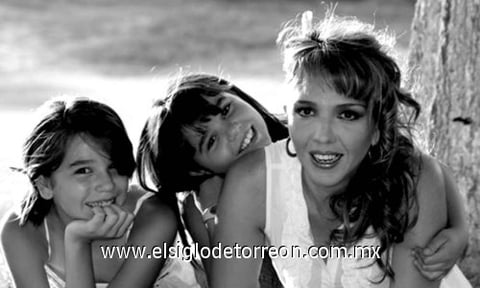 14072009 Ana Cecilia Arreola Ávila, en compañía de sus hijas Camila y Ángela Borbolla Arreola.