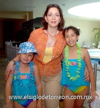 14072009 Festejada. Ana Paula en la compañía de su hermana Natalia y de su mamá Adriana Mendoza de Hernández. EL SIGLO DE TORREÓN / JESÚS GALINDO
