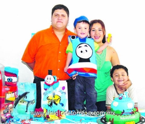 14072009 Sebastián Valadez Guzmán en su fiesta de cumpleaños junto a sus papás Jesús Valadez y Yadira Guzmán, y su hermanito Luis Pablo.