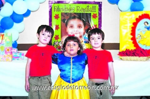 14072009 Renata Padilla Leyja acompañada en su cumpleaños de Joey y Rafa Minyard Porras.