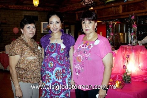 14072009 Norma Elena de Sánchez Viesca con las anfitrionas de su fiesta de canastilla: Norma de Ibarra y Guille Domínguez.