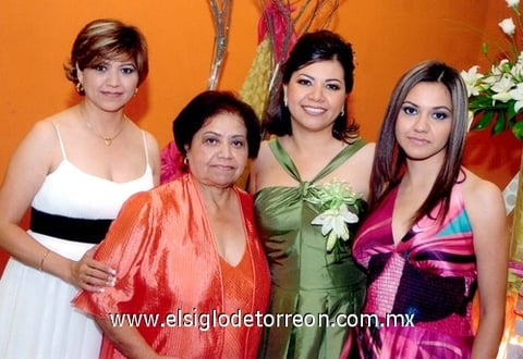 15072009 Lic. Cristina Esmeralda Ortega Acosta unirá su vida a la del Ing. Ramón Alberto Sánchez Bujama; la acompañan sus hermanas, Educadora Luz Elena Ortega de Mireles y CP. Sandra Cecilia Ortega Acosta.