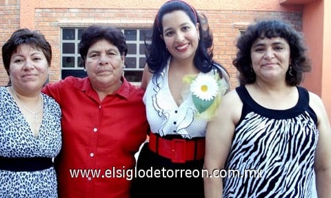 16072009 Acompañan a la novia: Alma Rodríguez López, Flora López de Rodríguez y Gloria Rodríguez López.