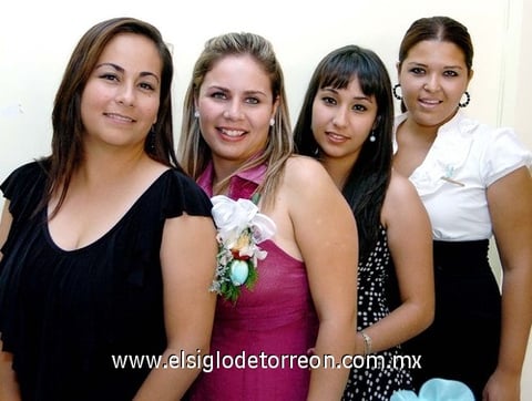 16072009 Gely Rocío Ibarra, Aurora Salazar y Azucena Ibarra, captadas junto a la futura novia, en su fiesta de despedida de soltera.