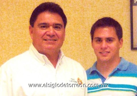 14072009 Miguel Gómez Chavero recibió un reconocimiento por 30 años de servicio docente, lo acompaña su hijo Miguel Alejandro.