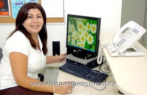 16072009 Antes sólo usaba la máquina de escribir, ahora la computadora forma parte de su complemento principal de trabajo. Rosario es secretaria de dirección del Museo Arocena.