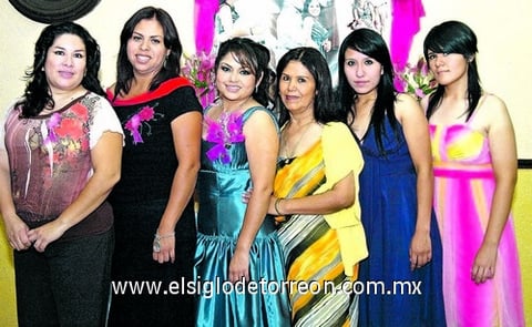 14072009 Nancy Yazmín Martínez Nevárez junto a las organizadoras de su fiesta prenupcial: Martha Martínez, Imelda Rodríguez, Saira Rocío Moreno, Ilse Marcela Moreno y María de Jesús Piña.
