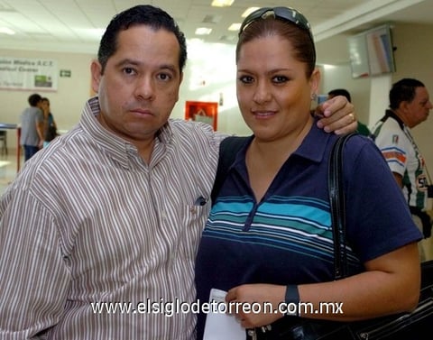 16072009 Luis Carlos Silva fue despedido por su esposa Laura de Silva, al viajar a Guadalajara en plan de trabajo.