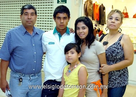 16072009 A Boston viajó Enrique López y fue despedido por Claudia,Mariana, Natalia y Guillermo López.