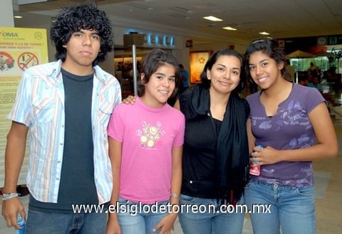 16072009 Va a Los Ángeles con motivo de trabajo Érika Diosdado, quien fue despedida por sus sobrinos Misael, Damaris y Azaled.