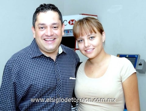 16072009 Edner Granados y Yaneth López captados en la sala de espera del aeropuerto.