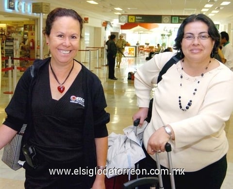 14072009 Ana María Lenz y Lilia Elizalde llegaron de Chicago.