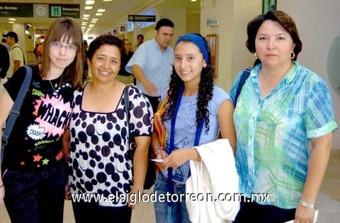 14072009 En plan de vacaciones se fueron a Europa Yanin Durán y Alejandra Aguilera, quienes fueron despedidas por Lulú Bernal y Marisol Ávila.