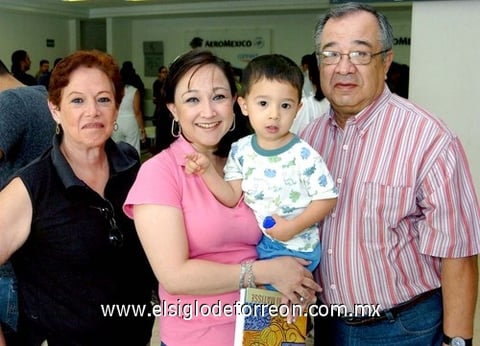 14072009 Adriana González se fue en plan de trabajo a Sonora y fue despedida por María Isabel, José y Eduardo.