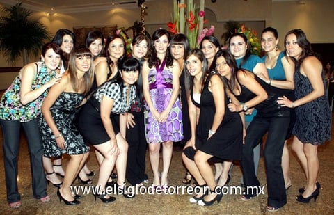 23072009 Acompañan a la futura novia, su mamá, Sra. Marcela Borrego de Diez Canseco y su futura suegra, Sra. Mafalda Lara de Torres.