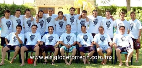 16072009 Grupo de amigos conviviendo en su primera reunión anual gran chamarrada, en una conocida quinta de la ciudad.
