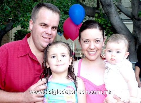 21072009 Alegres. Guillermo y Karina von Bertrab con sus hijas Ana Sofía y Paulina. EL SIGLO DE TORREÓN/JAIME DE LARA