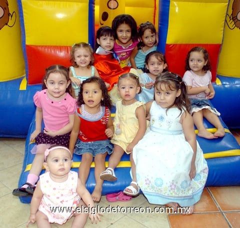 21072009 Las festejadas con primos y amiguitos.