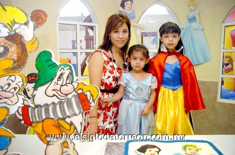 21072009 Altezas. Renata y Regina Arratia Cárdenas, cumplieron seis y tres años de vida, respectivamente, por lo que se les ofreció una fiesta de princesas. Las acompaña su mamá Blanca de Arratia.