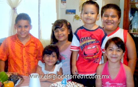 23072009 Carlitos Soto cumplió cuatro años y lo acompañan su tío Brandon Soto y sus primitos Valeria y Jeffrey Soto, Lupita y Melissa Cárdenas.