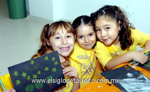 23072009 Nyah Peilmeier, María Fernanda Martínez y Brenda López.