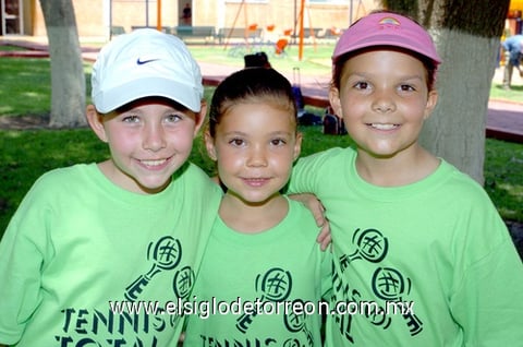 23072009 Carola, Maryfer y Paulina disfrutan al máximo sus vacaciones.