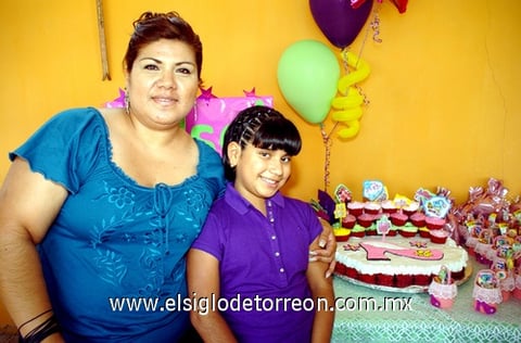 22072009 Cumpleaños. Ysel Edith en la compañía de su mamá Edith Niño Valdivia, anfitriona de la celebración.