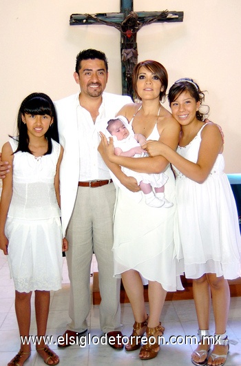 23072009 Rebeca Flores, Sergio Flores y Adriana Sosa de Flores, acompañaron a Ana Sofía Flores al recibir el Sacramento del Bautizo y Adria Yazeth, el día de su Primera Comunión.- Érick Sotomayor Fotografía