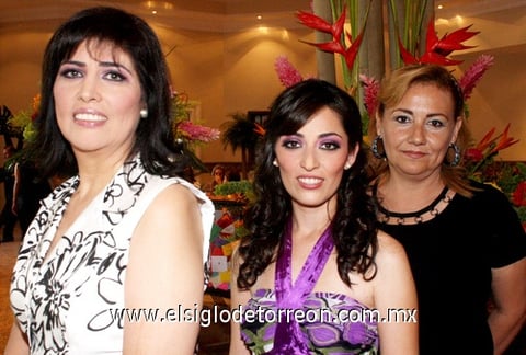 23072009 Muy contentas lucieron las amigas de Samantha en su fiesta de despedida de soltera.