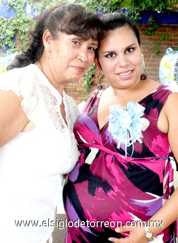 21072009 Marta Estela Mireles de Enríquez junto a la anfitriona de su fiesta de canastilla, María Estela Salinas.