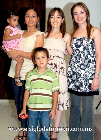 22072009 Brenda Pérez Sánchez y Gabriela Ríos Rodríguez,  fueron despedidas con motivo de su viaje a Europa para celebrar sus 25 años de vida.