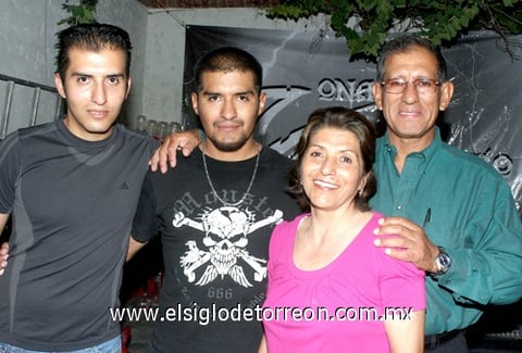 23072009 Celebra cantando. Saúl con su hermano Manuel Rodríguez López y sus padres María del Carmen López de Rodríguez y Saúl Rodríguez Salas. EL SIGLO DE TORREÓN/JAIME DE LARA