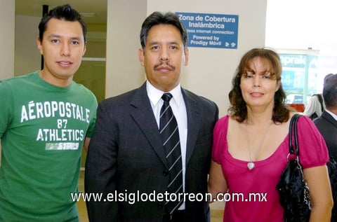 21072009 Miguel Ángel Castañeda se fue a la Ciudad de México y fue despedido por su hijo Miguel Eduardo y su esposa Martha Yolanda.